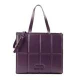 Bolso tipo tote grande color púrpura, con diseño acolchado en símil cuero soft y logo metálico de XL Extra Large al frente. Tiene acceso con cierre, correa regulable y herrajes plateados. El interior está forrado en tela de algodón y poliéster, con un compartimento, un bolsillo con cierre y dos bolsillos abiertos.