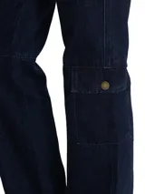 Pantalón de jean RKF modelo Noa, estilo cargo, color azul oscuro, de tiro alto y corte recto. Confeccionado en algodón orgánico con tecnología Natural Flex.