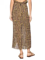 Falda maxi con estampado de rayas verticales color negro y ocre, con corte irregular y abertura lateral.