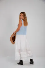 Top tejido color beige con escote en V y tiras finas que se atan en el centro.