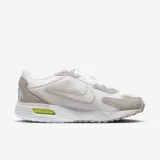 Championes Nike Air Max Solo de mujer, color gris con detalles en blanco y verde.