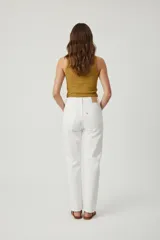 Musculosa celeste con estampado frontal de la palabra "Chérie" en azul marino.