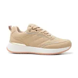 Championes urbanos color beige con diseño acolchado, detalles dorados y suela blanca con base rosa.