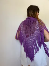 Chal tejido artesanalmente con hilo de algodón color violeta, con diseño calado y flecos.