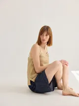 Musculosa color crudo de lino con breteles finos y detalles con vivos en el escote.