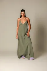 Vestido largo color verde oliva, con escote halter y espalda descubierta.