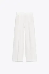 Pantalón culotte color blanco confeccionado en mezcla de lino, con bolsillos laterales, pinzas y raya planchada en delantero.