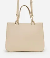 Bolso satchel mediano color crema, con correa de mano y correa larga desmontable. Incluye llavero de pompón.