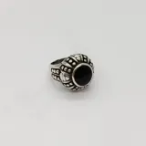 Anillo de plata 925 con piedra redonda negra engarzada.