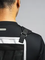 Bolso de pecho táctico color gris claro con detalles en negro. Posee un compartimento principal con cierre y correas ajustables negras para llevar cruzado sobre el pecho.