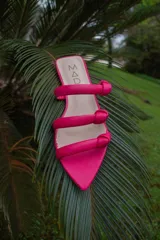 Sandalias de cuero color amarillo flúor con tres tiras finas con nudo y punta fina.