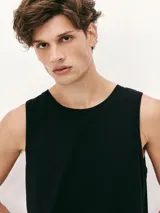 Musculosa azul de corte clásico, con cuello redondo y sisas amplias.