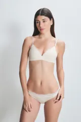 Conjunto de ropa interior color crema, compuesto por un corpiño triangular con breteles finos y detalles de encaje en el escote, y una bombacha tipo bikini con detalles de encaje en la cintura.
