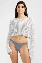 Crop sweater de tejido calado color plateado, con mangas largas y cuello redondo.