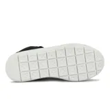 Bota de caña alta tipo sneaker, color negro con logo Diadora en blanco en el lateral. Posee cordones negros y suela plataforma gruesa de goma blanca.