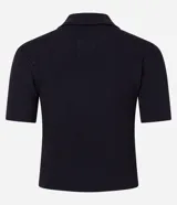 Blusa gris de punto acanalado con cuello polo, manga corta, botones en el cuello y bolsillo en el pecho.