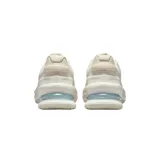 Zapatillas Nike Air Zoom Upturn SC color crema, con capellada de malla transpirable, entresuela amortiguada y unidad Zoom Air en el talón.