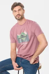 Remera manga corta color rosa con estampado de montañas, osos y texto "Legacy Brand Get Elevated".