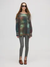 Buzo de algodón con estampado abstracto en tonos tierra y verde, de corte holgado y largo por debajo de la cintura, con puños acanalados.