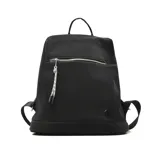 Mochila negra de Korium con bolsillo frontal con cierre y tiracierre de cordón bicolor. Tiene asa de mano y correas traseras regulables. 