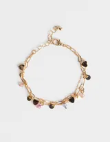 Pulsera dorada de doble cadena con dijes colgantes de corazones negros, monedas doradas y cuentas de cristal rosas y celestes.