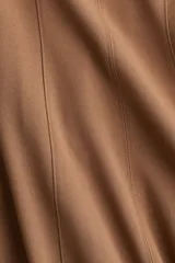 Vestido corto color marrón de sarga levemente elástica con costuras decorativas adelante y atrás. Modelo con cuello redondo, manga japonesa y cierre oculto en la espalda. Cintura entallada y pollera con vuelo.