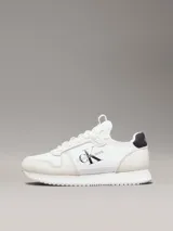 Zapatillas deportivas Calvin Klein Jeans color blanco con logo de la marca en negro en el lateral.