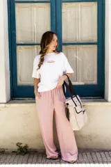 Pantalón de tiro alto color verde oliva, corte suelto, con elástico ajustable en la cintura y textura arrugada.