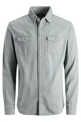 Camisa de denim gris de manga larga, con cuello clásico, cierre frontal con botones a presión y dos bolsillos con solapa abotonada en el pecho.