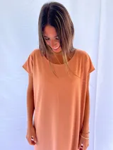 Vestido gris de morley de algodón, corte recto y mangas cortas.