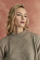 Sweater tostado de punto con cuello alto y diseño de rombos en relieve.