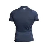 Remera térmica de hombre, diseñada para actividades deportivas, con ajuste ceñido y manga corta.