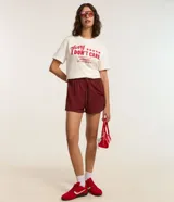 Remera blanca de algodón con estampado rojo que dice 'Sorry I Don't Care' con estrellas y la frase 'Starring: My Old Patience'.