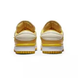 Zapatillas Nike Dunk Low Twist color amarillo y blanco, con swoosh de goma transparente y detalles de diseño deconstruido.