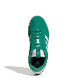 Championes Adidas VL Court 3.0, color verde con detalles en blanco, confeccionados en gamuza, con las tres tiras clásicas de la marca en los laterales y suela de goma.