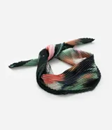 Pañuelo cuadrado de satén plegado con estampa abstracta estilo tie dye.