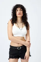 Top negro sin costuras, de breteles finos y terminación acanalada.