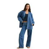 Pantalón de jean azul, de corte recto y tiro medio, con bolsillos laterales y traseros.