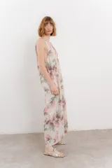 Mono largo de lino con estampado floral en tonos azules, escote en V pronunciado, tirantes anchos y bolsillos laterales.