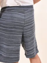 Bermuda de hombre con estampado a rayas horizontales en tonos de gris y negro, con cintura elástica ajustable con cordón y bolsillos laterales.