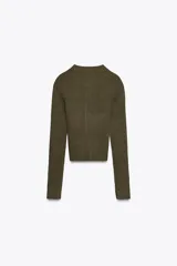 Chaqueta corta de punto color verde militar, con cuello perkins, manga larga y cierre frontal con cremallera metálica.