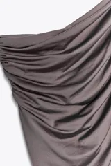 Body gris de un solo hombro con drapeado lateral.