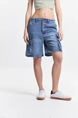 Short cargo de jean con efecto desgastado y bolsillos laterales con solapa.
