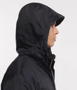 Campera negra con capucha, cierre frontal con cremallera y bolsillo de malla en el pecho.