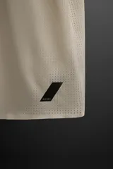 Camiseta deportiva marrón de tejido técnico, ligero y elástico con perforaciones. Cuello redondo, manga corta y logo estampado.