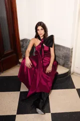 Vestido strapless de tafeta color magenta y negro, con corte holgado, largo midi, bolsillos laterales y pieza bicolor desmontable.
