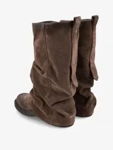 Bota de caña media confeccionada en gamuza con estampado animal print de leopardo. Presenta un diseño de silueta relajada con efecto fruncido, base plana y suela de goma resistente.