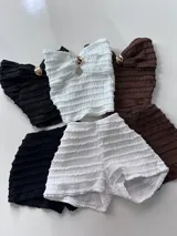 Conjunto de top strapless y short con textura arrugada, color marrón.