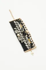 Set de pulseras con cuentas negras, monedas plateadas y apliques de strass.