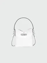 Bolso bombonera XS Longchamp modelo Roseau Essential, color negro con logo. Tiene correa larga para usar como bandolera.